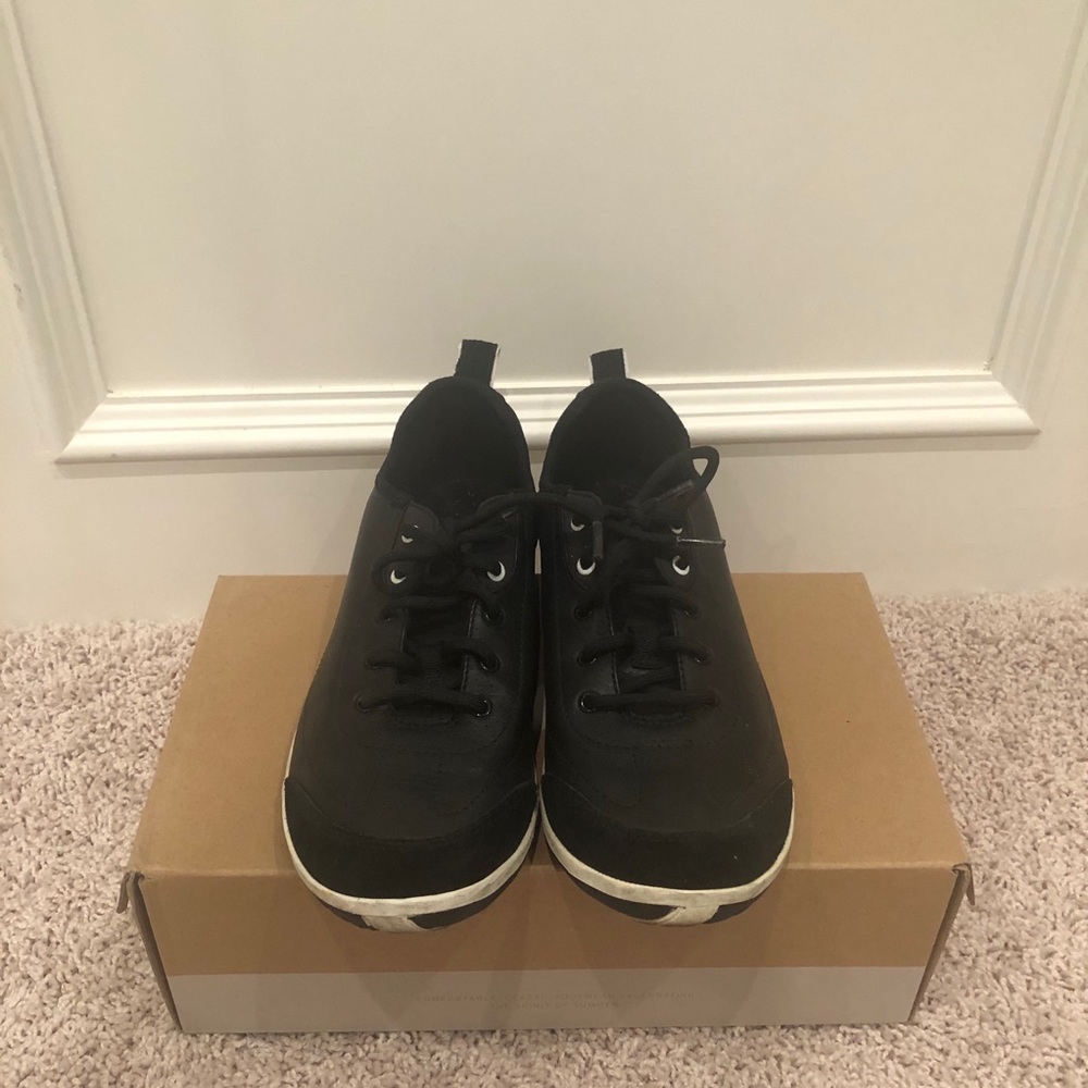 CLARKS Privo leather sneakers.
